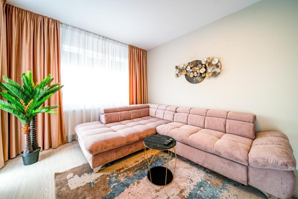 Pink Velvet Rk Ghimbav Apartment Exterior photo