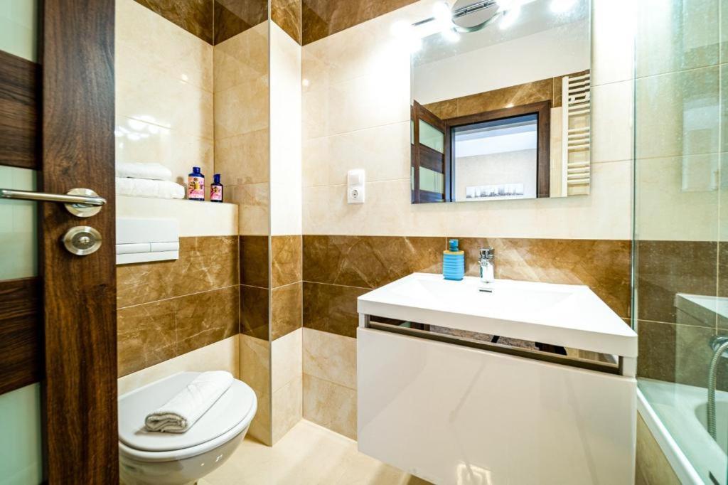 Pink Velvet Rk Ghimbav Apartment Exterior photo